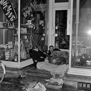 126272 Afbeelding van wachtende klanten voor de deur van een fotozaak te Utrecht (Mogelijk Foto Prisma, Mariastraat 41) ...